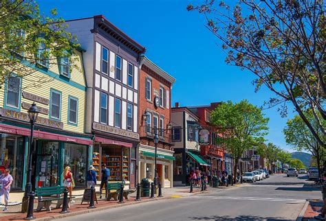 8 Towns in Maine With Thriving Local Businesses .